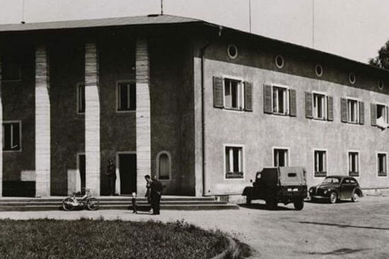 Historická fotografie budovy sídla LS Lány - ilustrační obrázek pro stránku s historií LS Lány