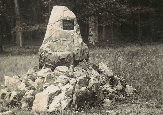 Masarykův kámen byl umístěn do obory u příležitosti 85. narozenin TGM dne 7.3.1935